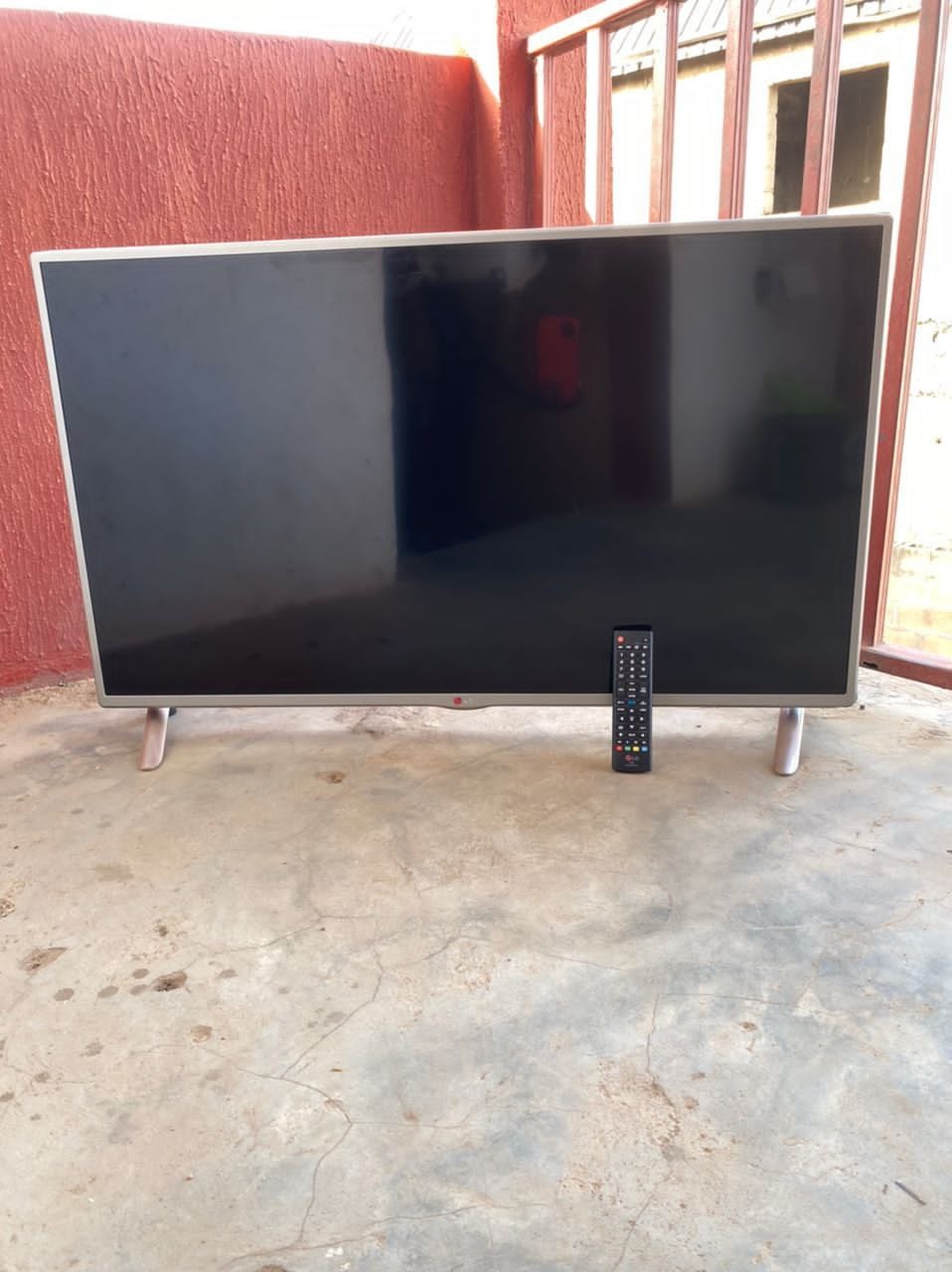 42-inches Smart tv with remote