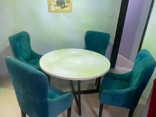 Very clean Dinning table and chairs