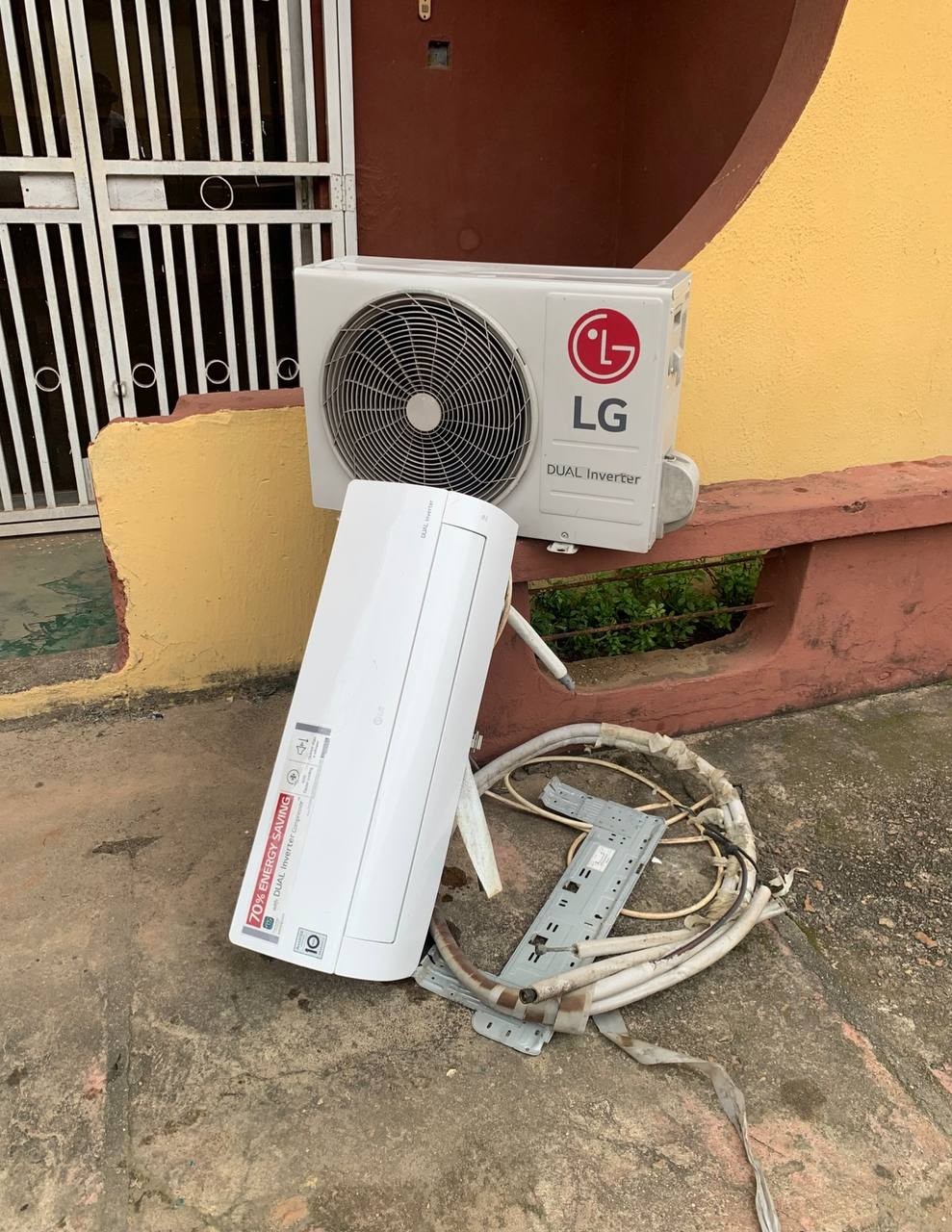 V.Clean 1.5Hp LG Dual Inverter Air-Conditioner With Already Filled Gas, Kit & inner Hanger For-Sale