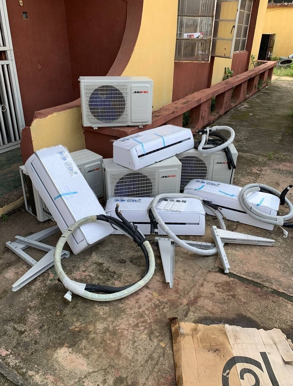 Japa Sales! V.Clean 1Months Used 100% Copper, 1.5Hp Mewe Air-Conditioner with the Full Kit, Both Inner and Outdoor Hanger and already Filled up Gas For-Sale [ Product Code >> 415 ]
