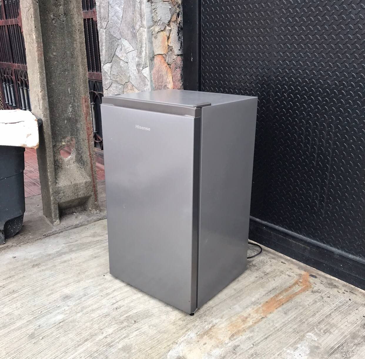 V.Clean, 2 Months Used REF903DR Hisense Table Top Fridge For-Sale  [ Product Code >> 0290 ]