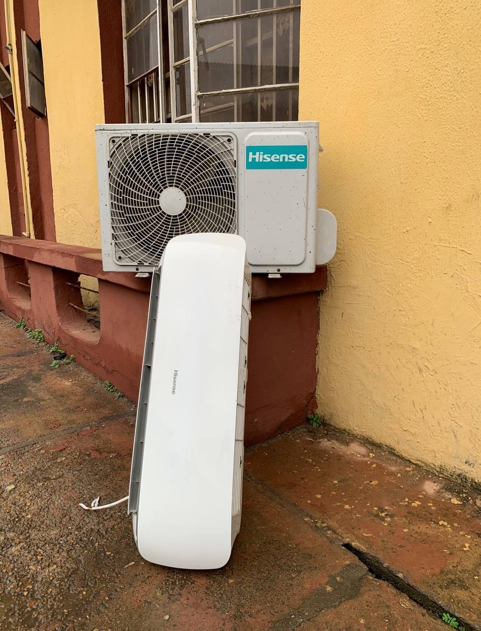 Clean 1.5Hp Hisense Air-Conditioner with Gas For-Sale