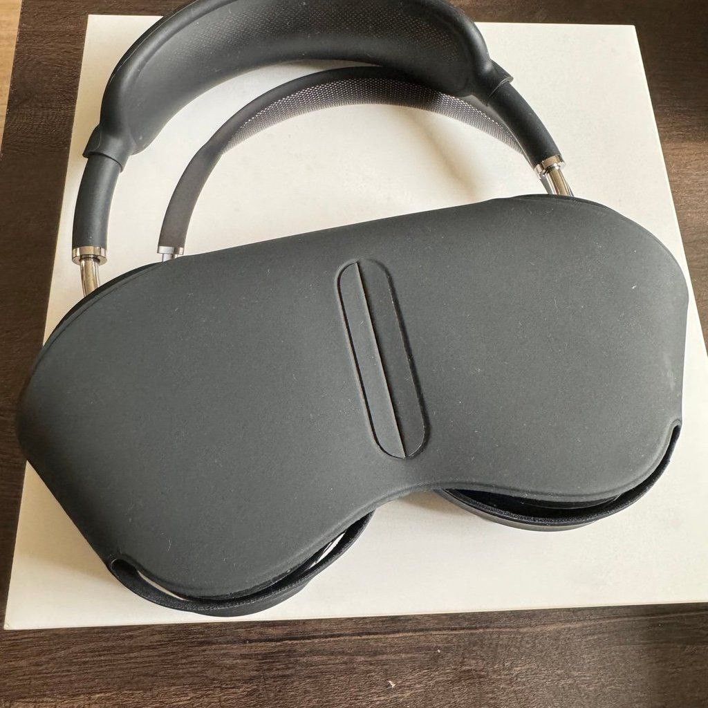 JUST LIKE NEW Airpod max with box and pouch