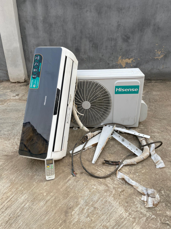 VERY CLEAN 1.5HP HISENSE BLACK INDOOR SEMI-INVERTER AIR CONDITIONER WITH FULL KITS AND GAS