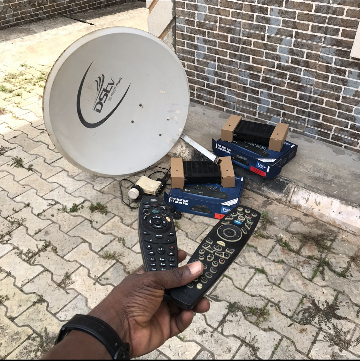 [K4]-  Clean Complete Dstv Explora2 Xtra View (linking 2 different Explora decoder and showing different station at the same time)#For_Sale