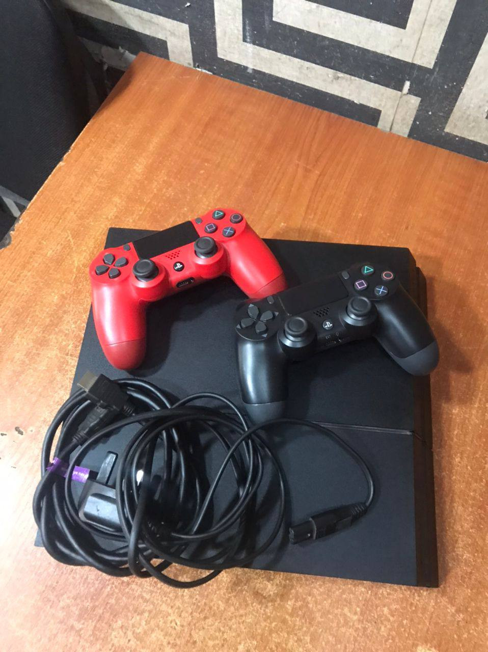 V.Clean Hacked PlayStation 4 With 11 different installed games and 2 Pad For-Sale