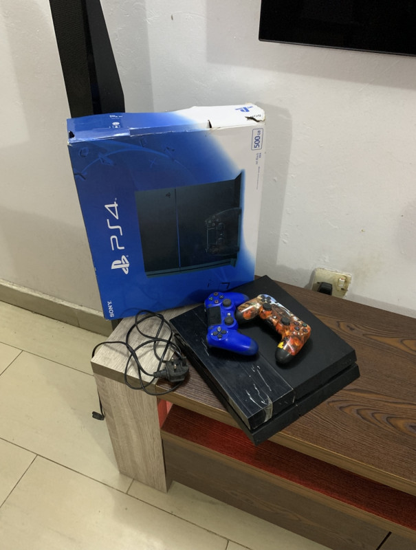 V.Clean, Hacked PlayStation 4 With 12 different Games, 2 Controller and Pack For-Sale