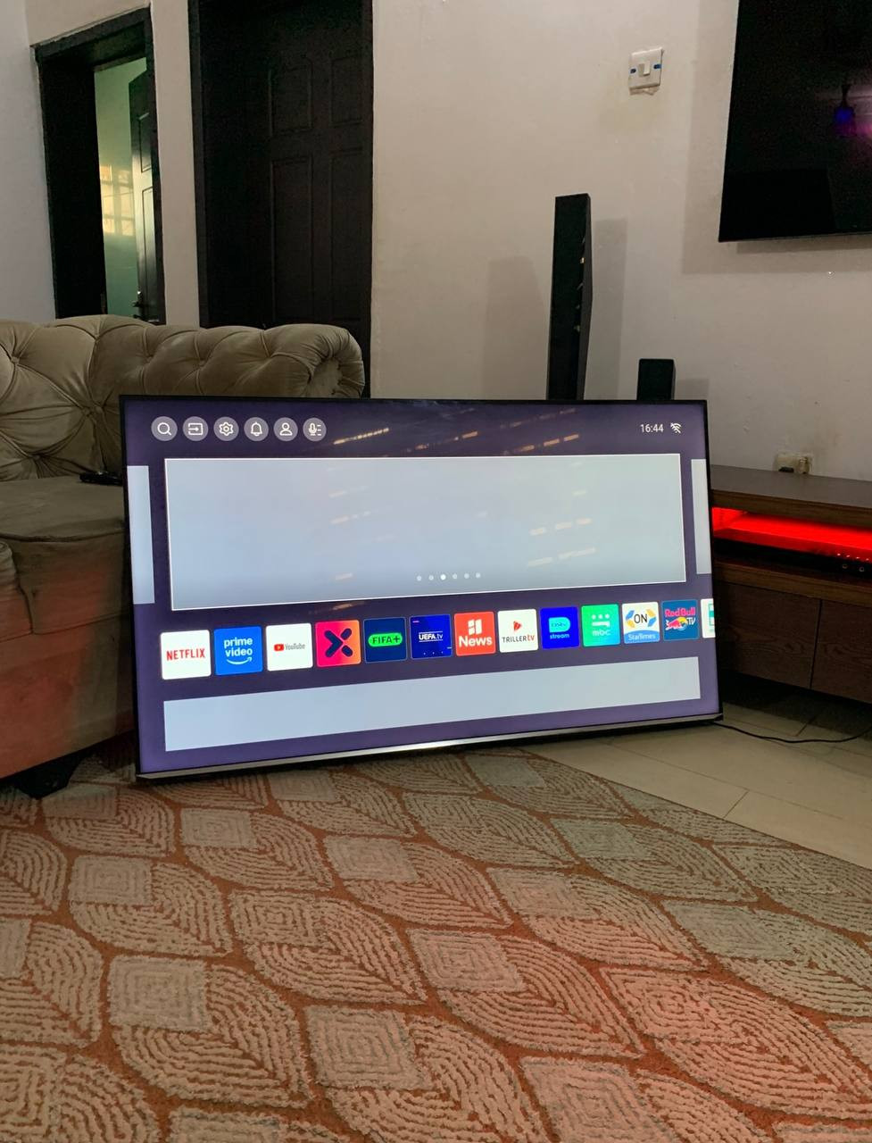 ❌❌SOLD-OUT❌❌ V.Clean, 55Inches, Hisense 4K Smart, Frameless 55U7G Tv For-Sale
