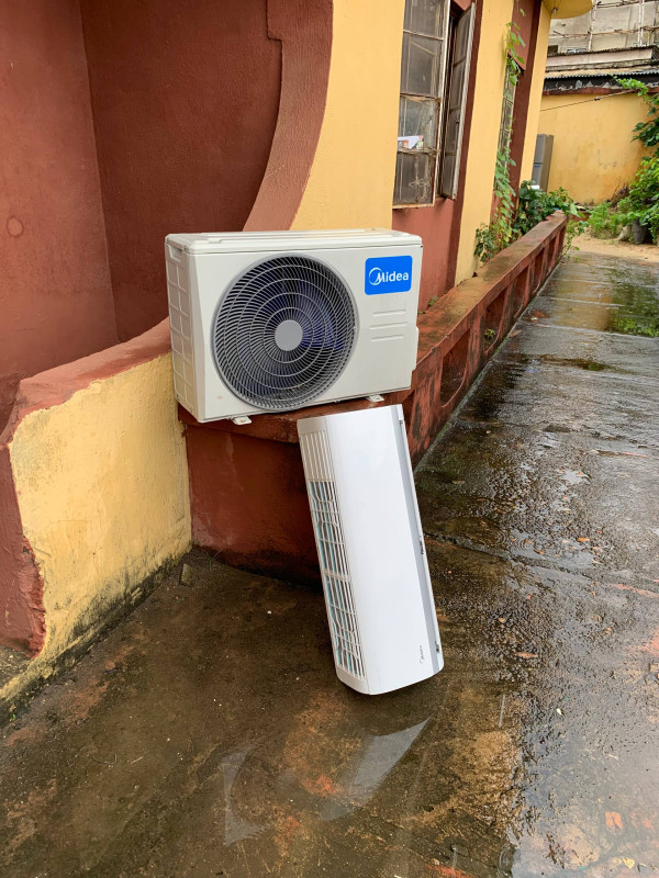 V.Clean, 3Months Used, 1Hp Low Voltage Storage Midea Air- Conditioner Using R410A Refrigerant With Gas and Indoor Hanger For-Sale [ Product Code >> 0620 ]
