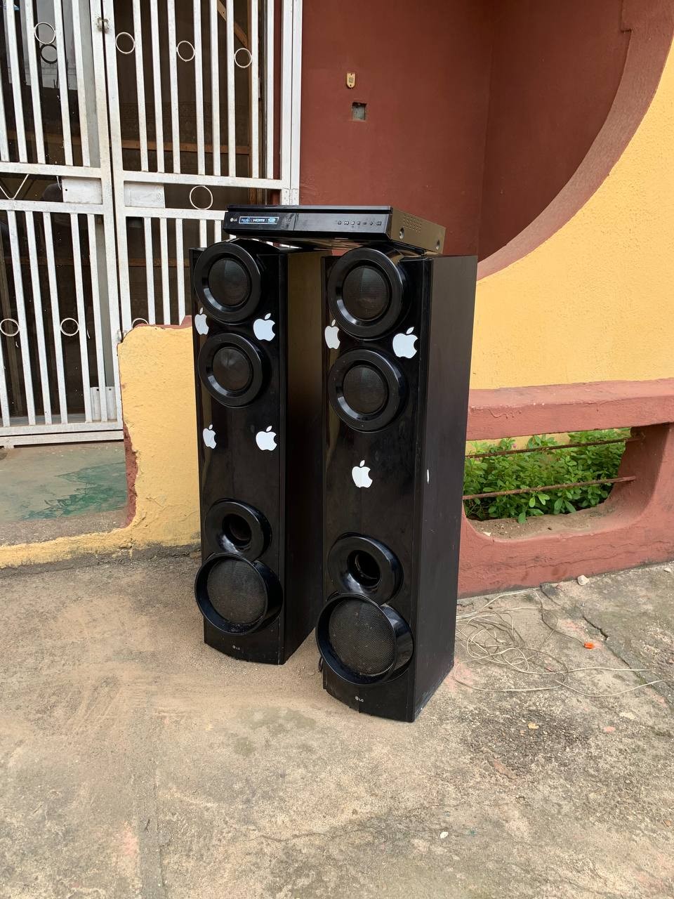 Clean 1000W, LG, Bluetooth Home Theater Sound System For-Sale