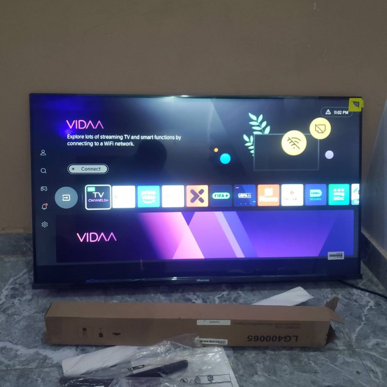One month used hisense 40inches smart tv