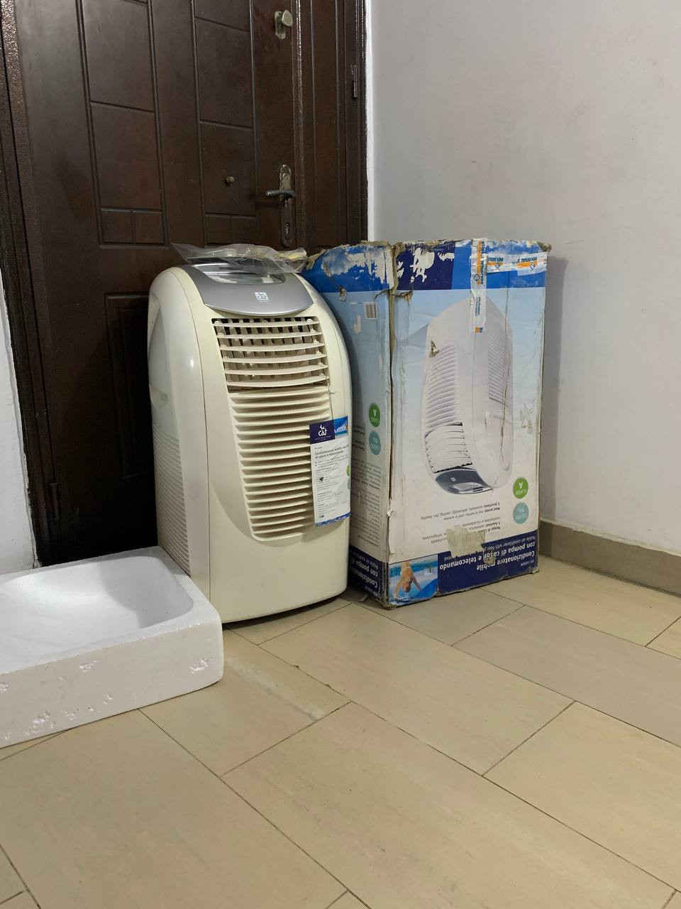 ❌❌SOLD-OUT❌❌  V.Clean, 1Month Used, 1.5Hp Cat Km14000R Italian Stand Air-Conditioner For-Sale
