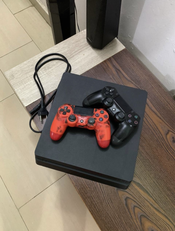 V.Clean Hacked PlayStation 4 with 8 installed Games & 2 Pads For-Sale