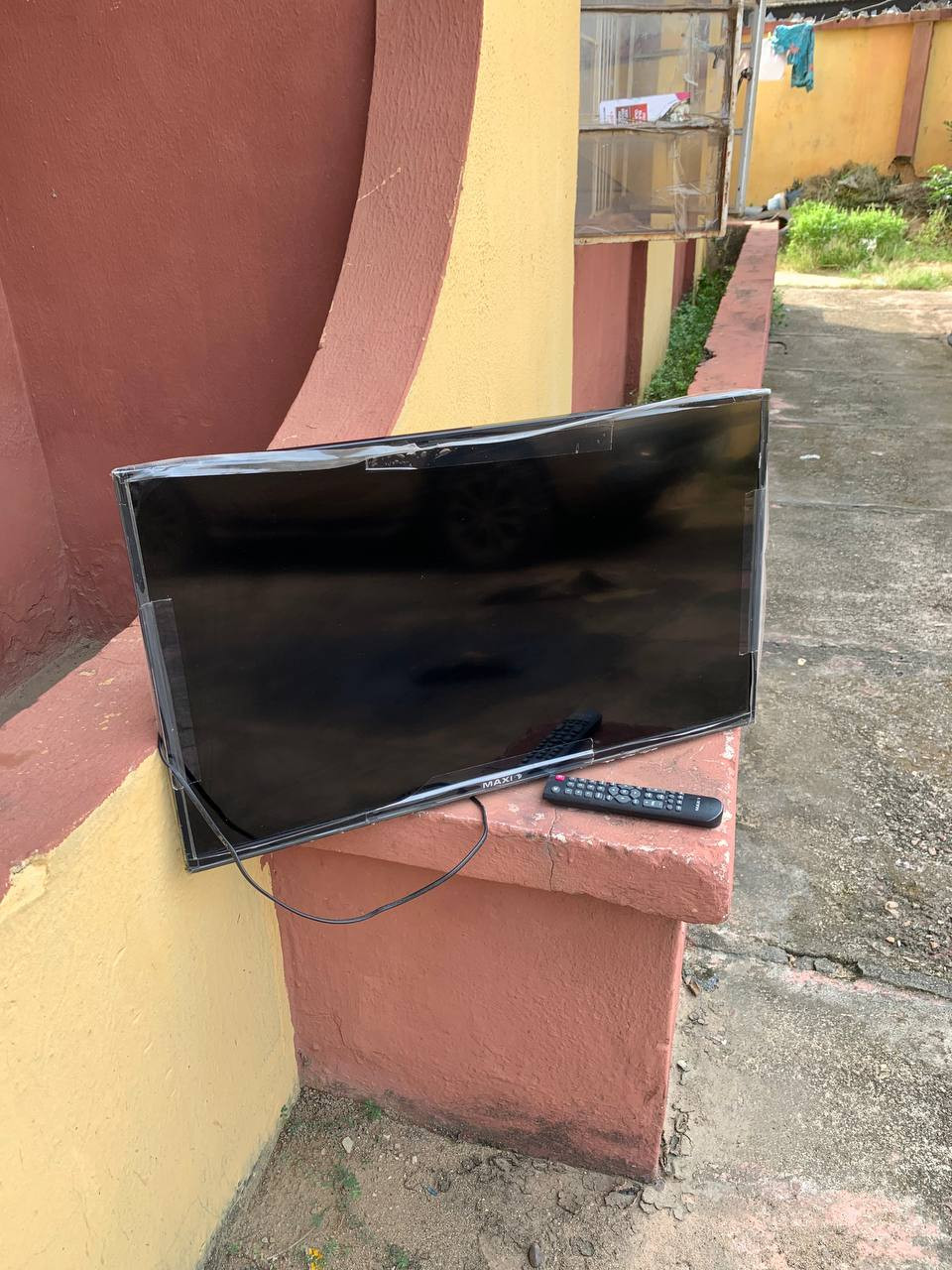 V.Clean, One Month Used, Maxi 32Inches Full Hd Tv For-Sale