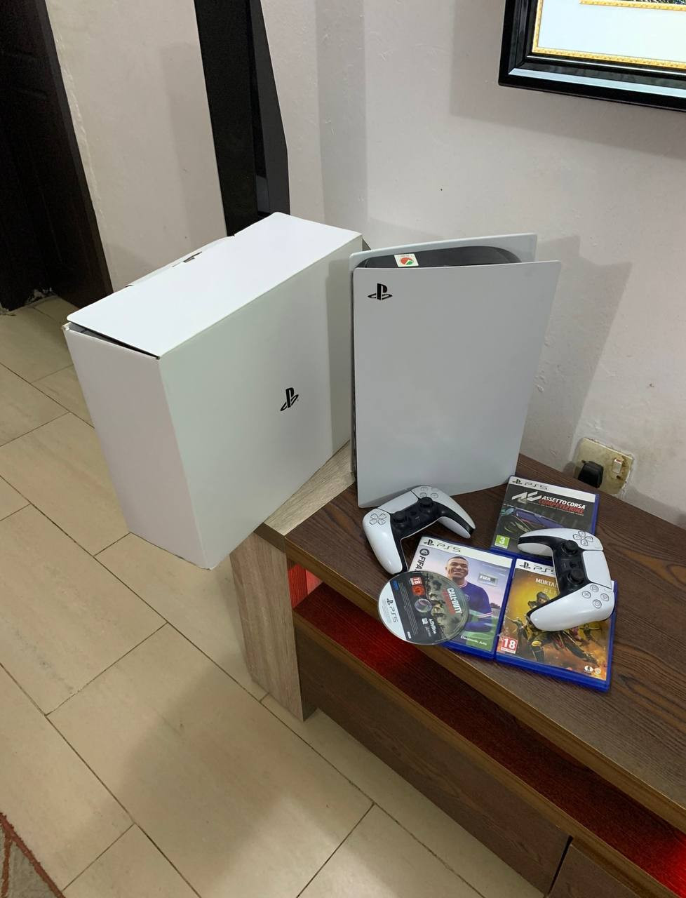 V.Clean, 1Tb, PlayStation 5 With 4 different CD Games (FIFA23, Call of Duty, MK and other, two Controller with Pack For-Sale