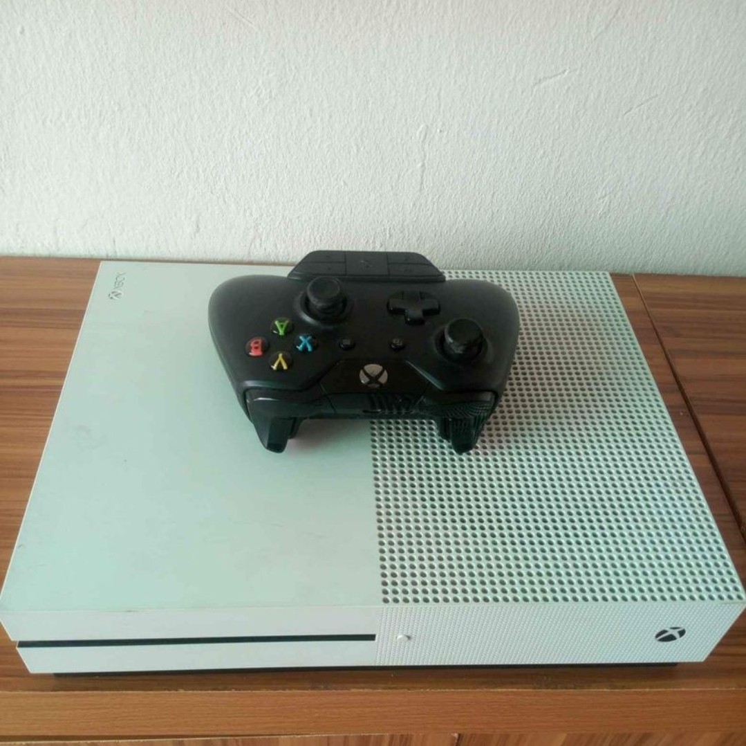 Very clean Xbox one S with 5 installed Games and 16 online Games with Netflix, YouTube & Prime Video Apps