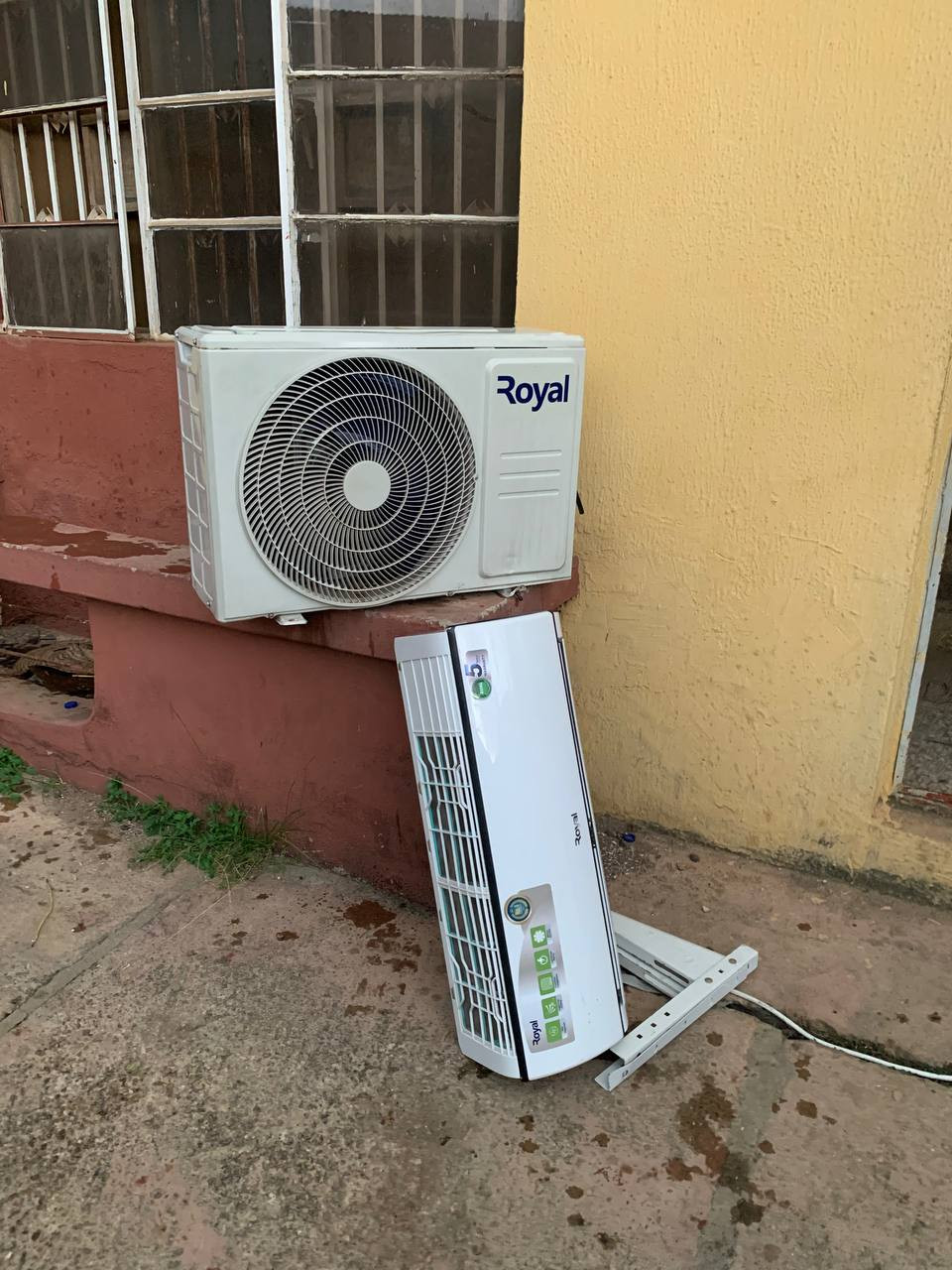 V.Clean 1Hp Royal Low Voltage Storage Air-Conditioner With Outdoor Hanger For-Sale [ Product Code >> 0363 ]