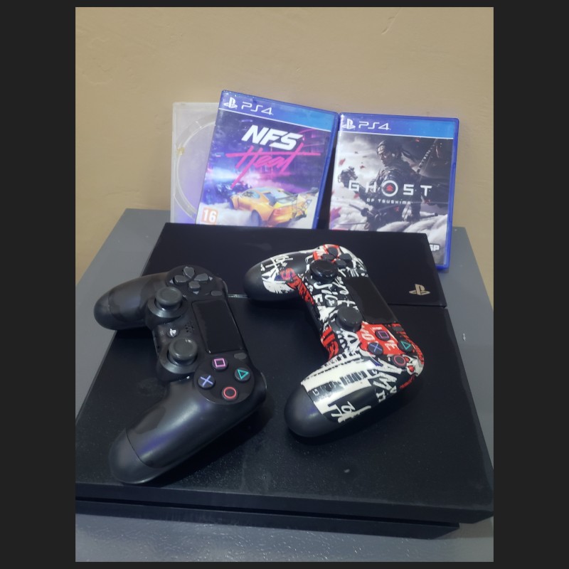 Playstation 4 with 3 disc and two pads