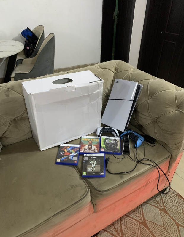 V.Clean Slim PlayStation 5 With 2Pad, Controller Charger and Different 4 Cd Games For-Sale