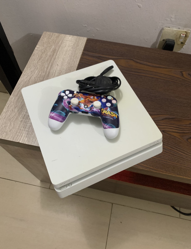 V.Clean, Hacked Slim PlayStation 4 With 5 Different Games and 1 controller For-Sale  [ Product Code >>  306 ]