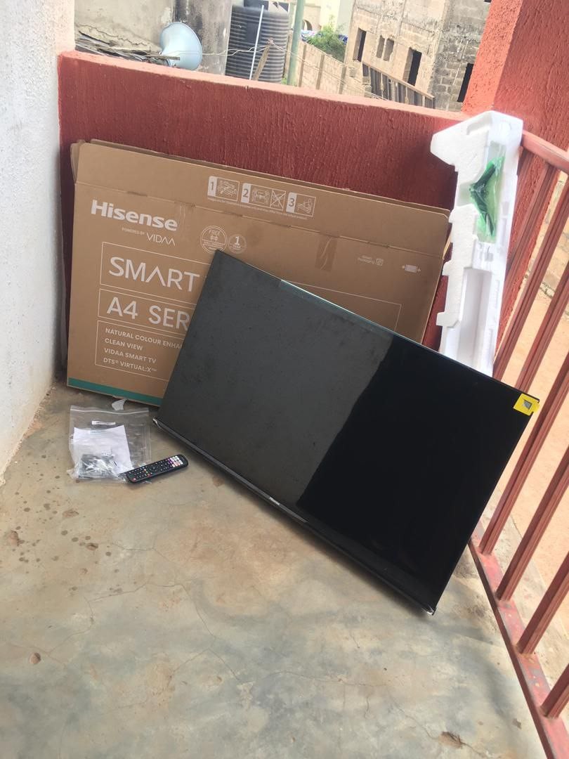 1week used 43inches Hisense FRAMELESS Smart Tv with full pack