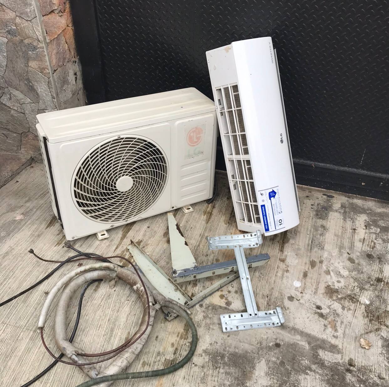 ❌❌SOLD-OUT❌❌ Clean 1Hp Lg Inverter Ac with Kit and outdoor Hanger For-Sale