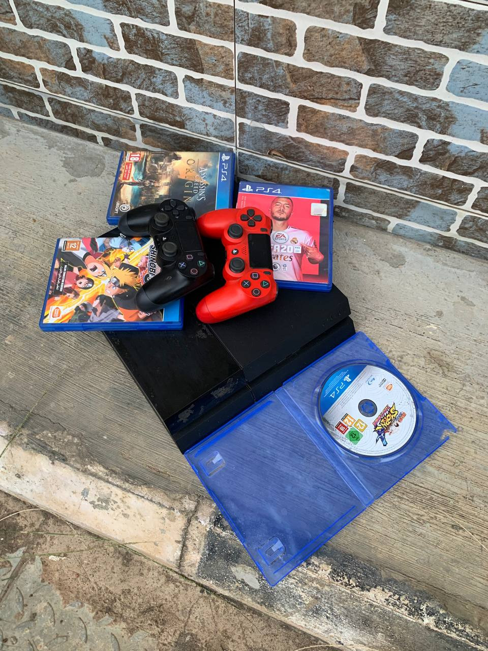 V.Clean 500Gb PlayStation 4 With 4 Different CD and 2 Controller For-Sale [ Product Code >> 0323 ]