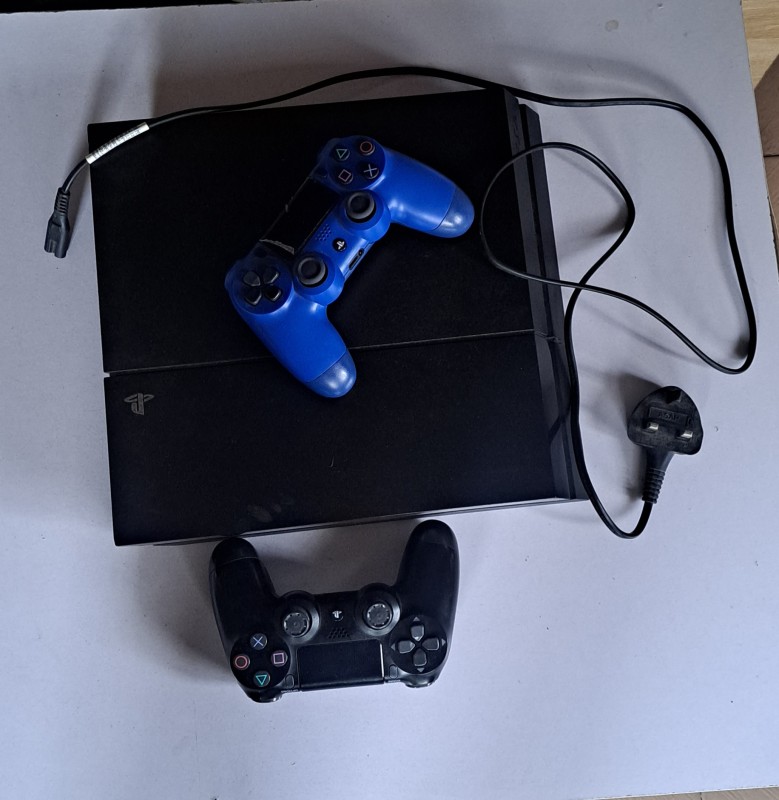 ❌️SOLD-OUT ... Hacked  ps4 with 6 installed games and 2 pads For-Sale