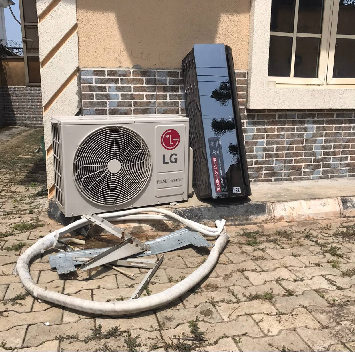 Super clean 2HP LG Inverter Artcool black Ac with full kits and remote [ Product Code >> 0412 ]