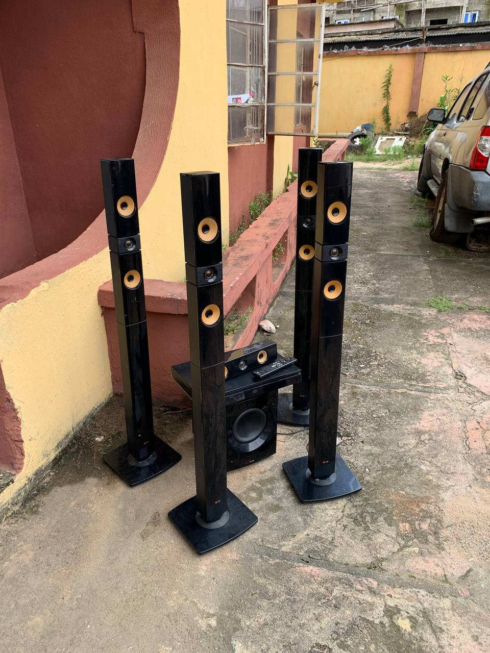 ❌❌SOLD-OUT❌❌  V.Clean LG DH7530T 5.1Ch, Bluetooth, Blu-ray 3D 1250W Dvd Home Theater With 4 Standing Speakers and Woofer For-Sale