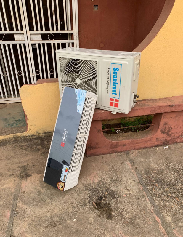 V.Clean Low Voltage Storage Scanfrost 1Hp Classic Black Mirror Series Air-Conditioner With Inner Hanger, Gas and Remote For [ Product Code >> 0378 ]