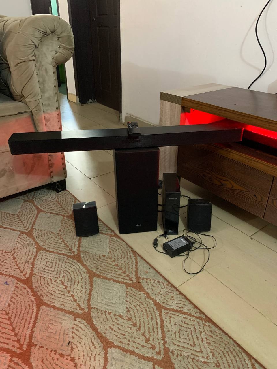 V.Clean 330W LG Sound Bar SK5R With Xtra 2 Wireless Speakers For-Sale