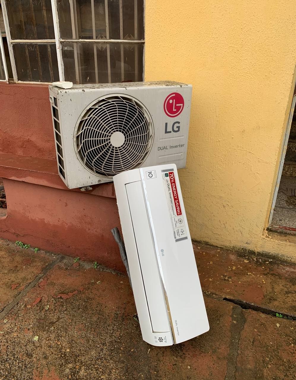 Clean 1.5Hp LG Dual Inverter Air-Conditioner With Already Filled Gas and Inner Hanger For-Sale