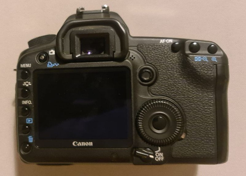 100% Clean Canon 5D Mark II Swiss-used, full-frame DSLR classic. Just like new, sharp images and a reliable build – great for portraits and studio use, wedding and and ther events. + 1 battery and cha