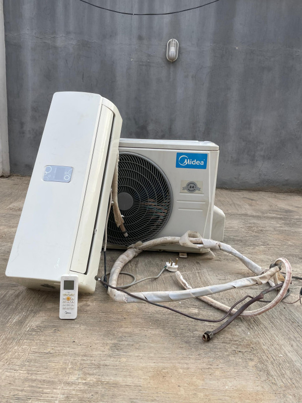 ❌❌SOLD-OUT❌❌ VERY CLEAN 1.5HP MIDEA AIR CONDITIONER WITH KITS AND REMOTE