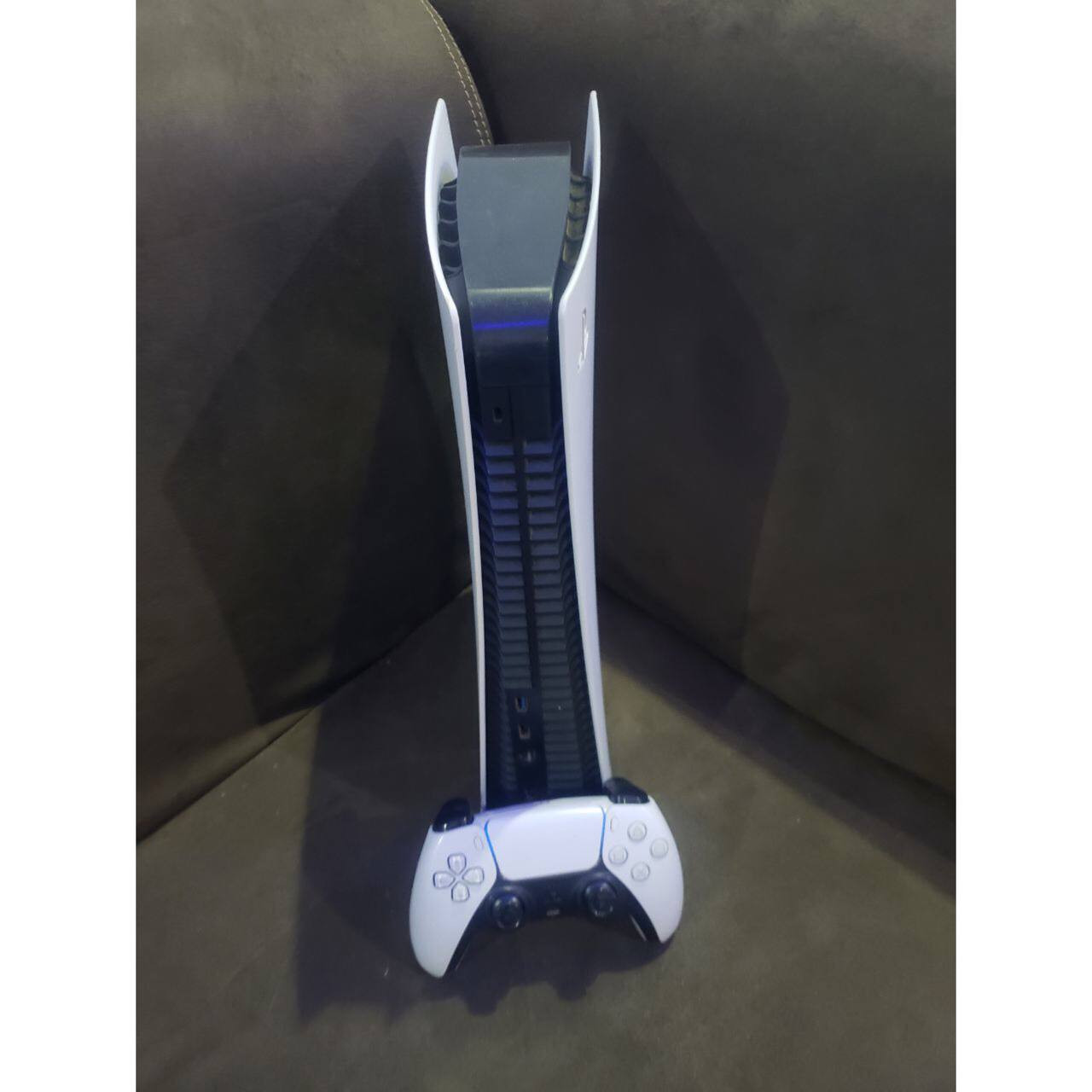 Neatly used Ps5 standard with 1pad and 3games