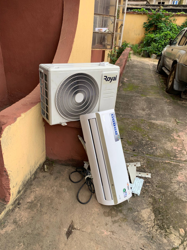 V.Clean 1.5Hp Royal Inverter Air-Conditioner With Gas, Outdoor And Indoor For-Sale [ Product Code >> 0636 ]