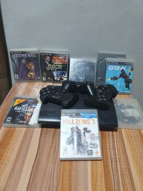 VERY CLEAN PS3 SUPER SLIM WITH 23 GAMES AND 3 PADS