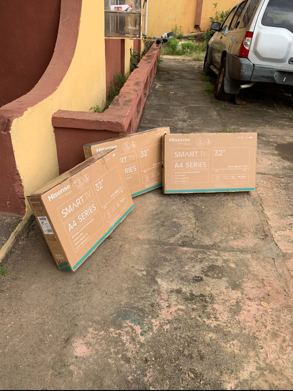 ❌❌SOLD-OUT❌❌ V.Clean One Week Used 32Inches 4K Smart TV With Pack and Full Accessories For-Sale