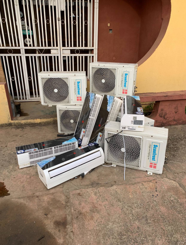 V.Clean Low Voltage Storage Scanfrost 1Hp Classic Black Mirror Series Air-Conditioner With Inner Hanger, Gas and Remote For-Sale [ Product Code >> 0376 ]