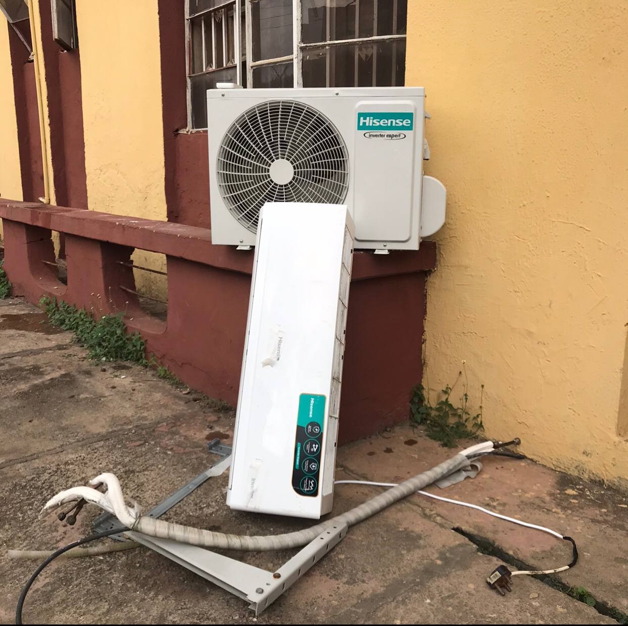 V.Clean, 4Months Used 1.5Hp Hisense Air Conditioner With the full kit, indoor and Outdoor Hanger, R410A Refrigerant Gas For-Sale