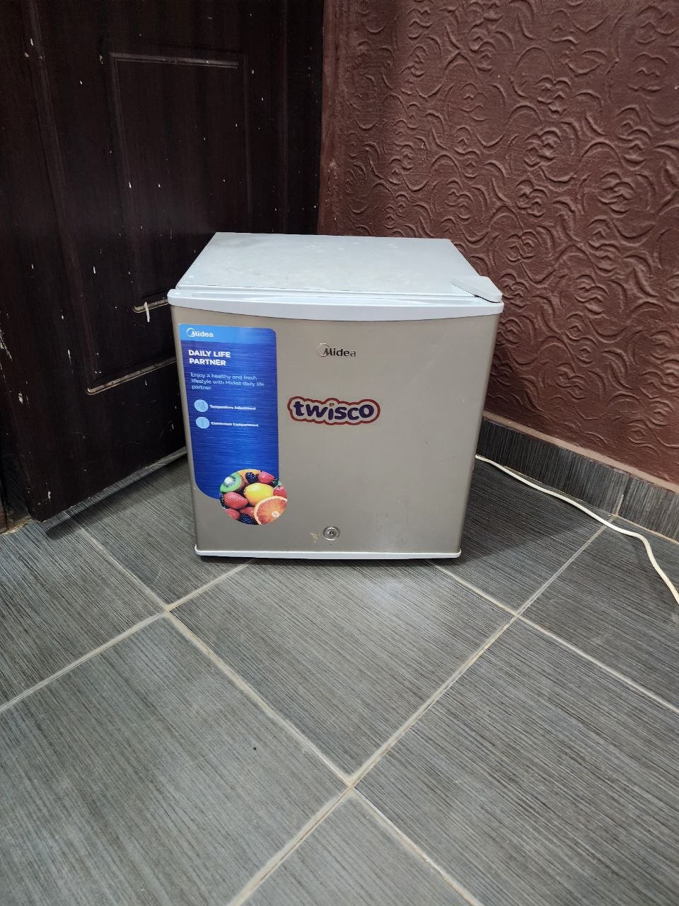Clean Midea bedside fridge  [ Product Code >> 0705 ]
