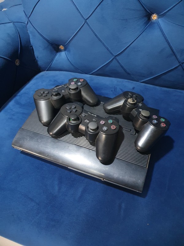 ❌️SOLD-OUT .... VERY CLEAN SUPER SLIM PS3 WITH 3 PADS ANS 16 GAMES