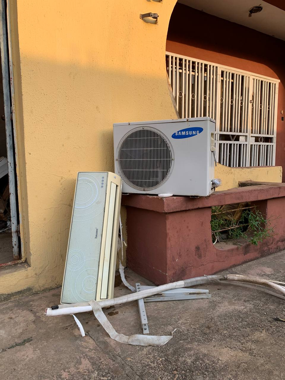Clean 1Hp Samsung Air Conditioner with Kit and Outdoor Hanger For-Sale