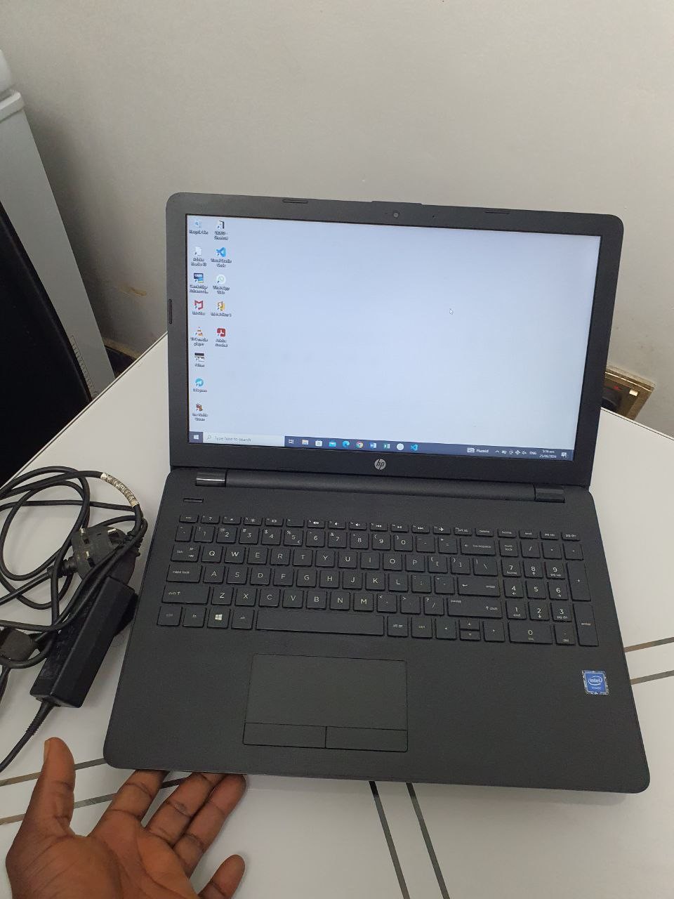 Very clean Hp-15 Laptop with 4gb ram 500hdd 5hrs ba3 life