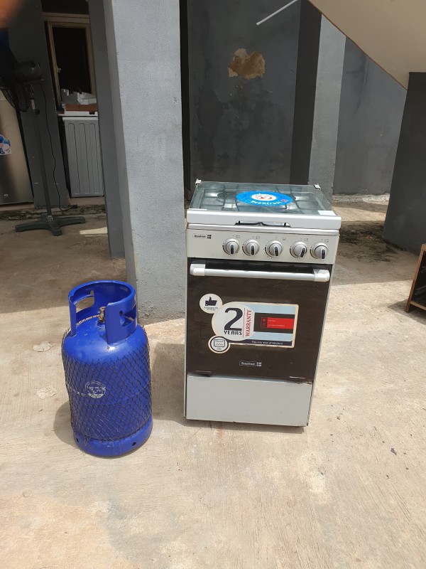 VERY CLEAN SCANFROST 4 GAS STANDING BURNER WITH 12.5KG GAS CYLINDER