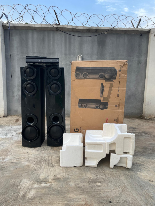 ❌❌SOLD-OUT❌❌ VERY CLEAN 1000 WATT LG BODYGUARD DVD PLAYER HOME THEATER SYSTEM WITH BLUETOOTH AND CARTON