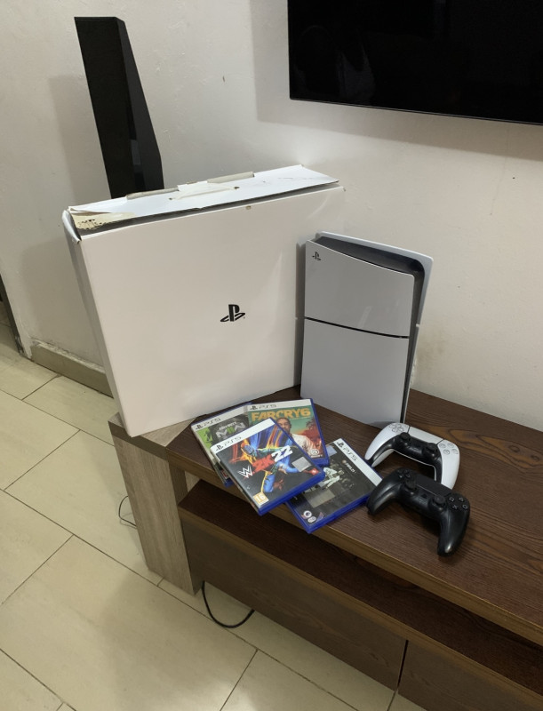 V.Clean Slim PlayStation 5 With 2Pad and Different 4 Cd Games For-Sale