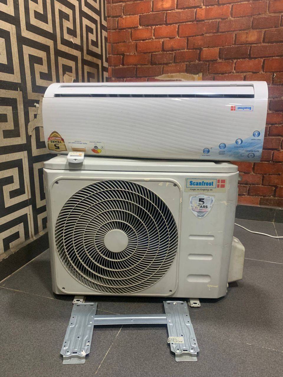 Clean 1.5Hp Scanfrost Low Voltage Storage Air-Conditioner with Gas and Inner hanger For-Sale [ Product Code >> 0317 ]