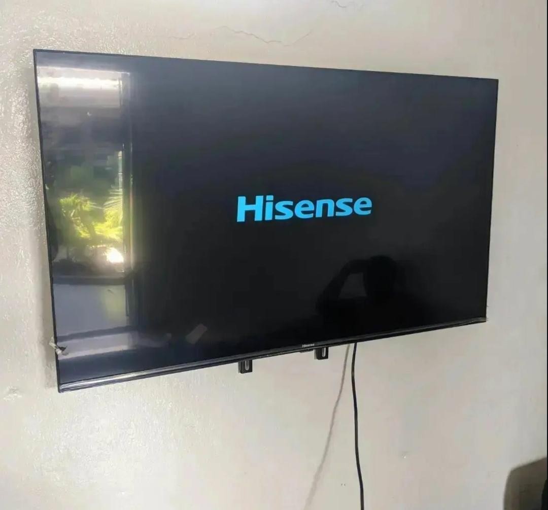 Just a month used 43 inches hisense tv